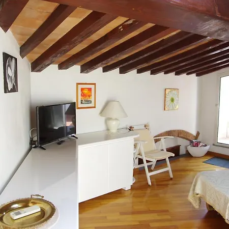 Apartment Artisti In With Great A/c